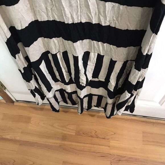 dress kensie xs black and cream front is shorter - Picture 4 of 5